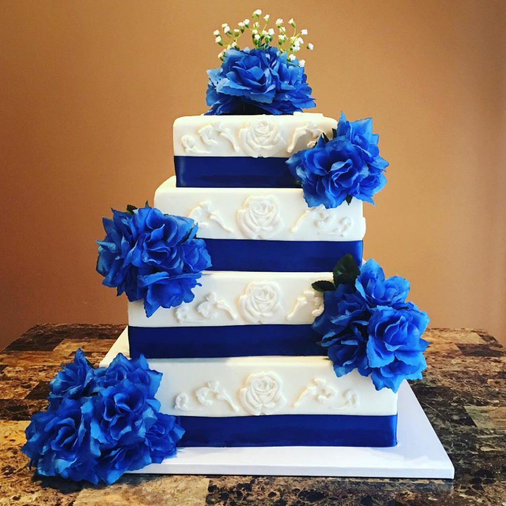 Royal Blue And White Wedding Cake A La Vanille